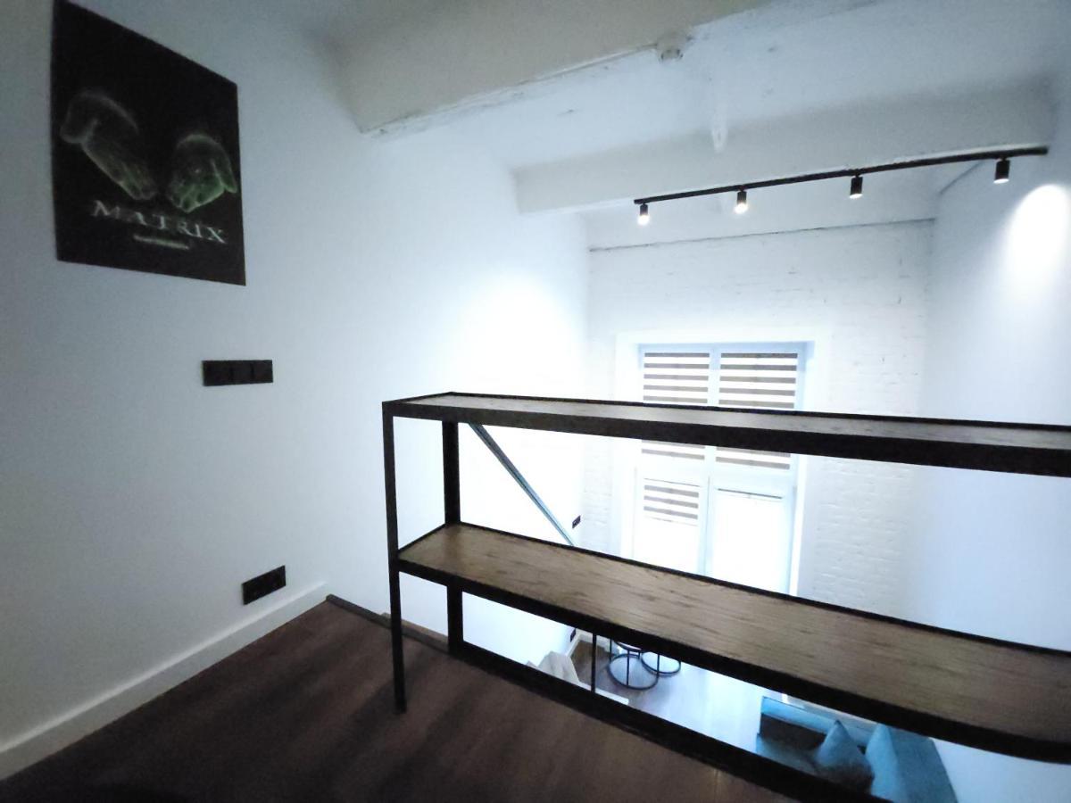 Radio Loft-468 Butas